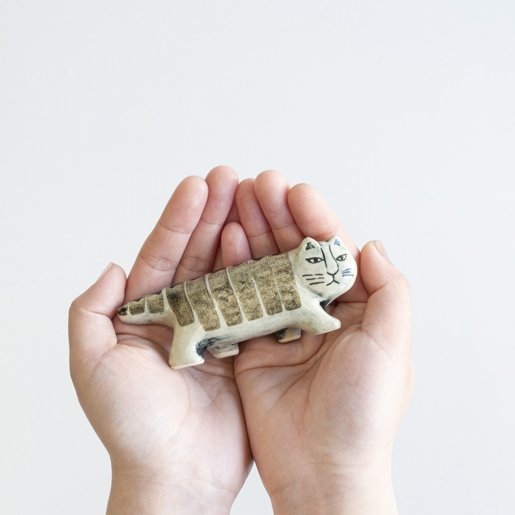 【にっぽんのリサ猫】

にっぽんのリサ猫（一番、益子）
吾輩は益子のリサ猫である。名前はまだない。

日本各地の陶磁器の産地を旅する『にっぽんのリサ猫』シリーズ。
こちらは、栃木県の益子焼の猫です。

shop.tonkachi.co.jp/products/ll233…