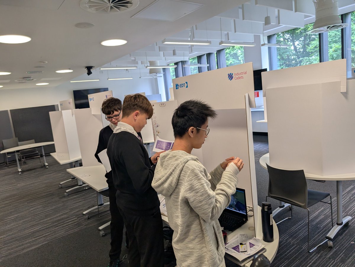 HawardenScience's tweet photo. Arrived at Liverpool. Time for setup. First to arrive! #edtbronzecadets https://t.co/QuY79gsNlJ