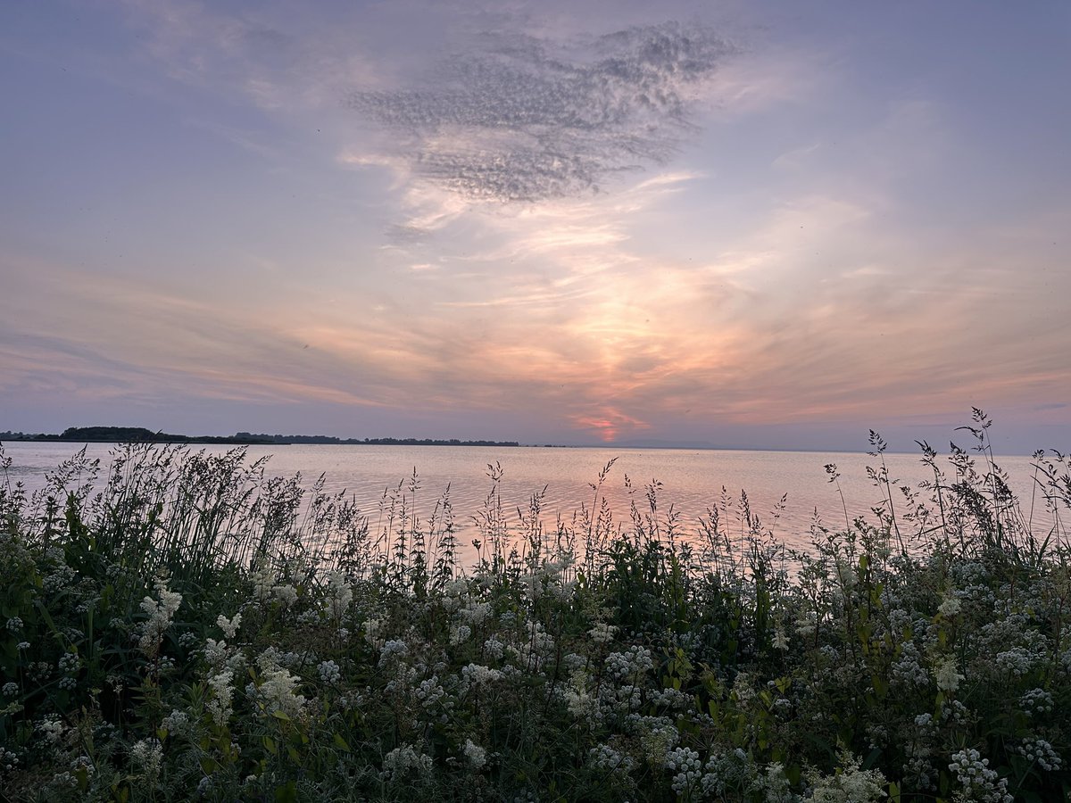 sharonwelby1's tweet photo. Cloud at sunset on Lough Neagh. https://t.co/ck3ScTjukI