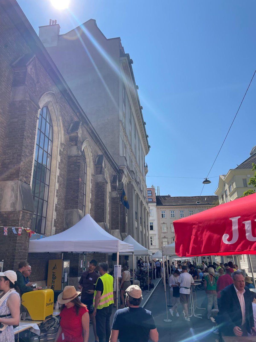 AusAmbVIE's tweet image. The democracy sausage comes to Vienna - fund-raising for charity at the Christ Church street party. 🌭🇦🇺