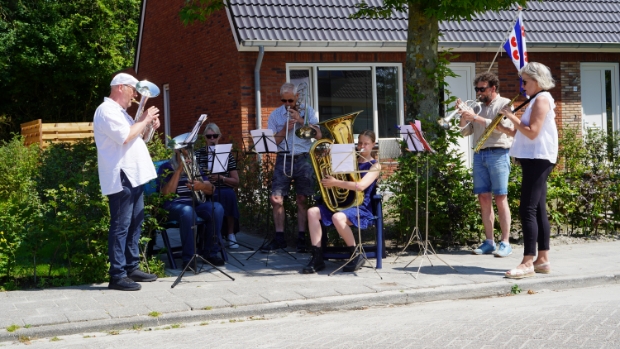 Hjir groeit wat moais: feestelijke oplevering nieuwbouwwoningen in Ingwierrum -  actiefonline.nl/l/65825