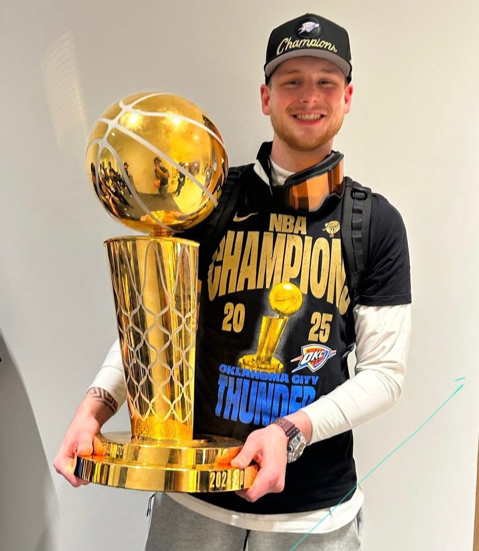 Na Francisco Elson en Sam Jones is Bas Leyte de derde Nederlander die de Larry O'Brien Championship Trophy als NBA Champion vast mag houden 🏀