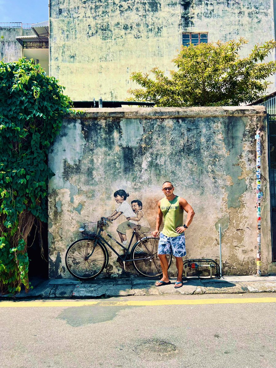 First time in Penang, taking photos with the murals