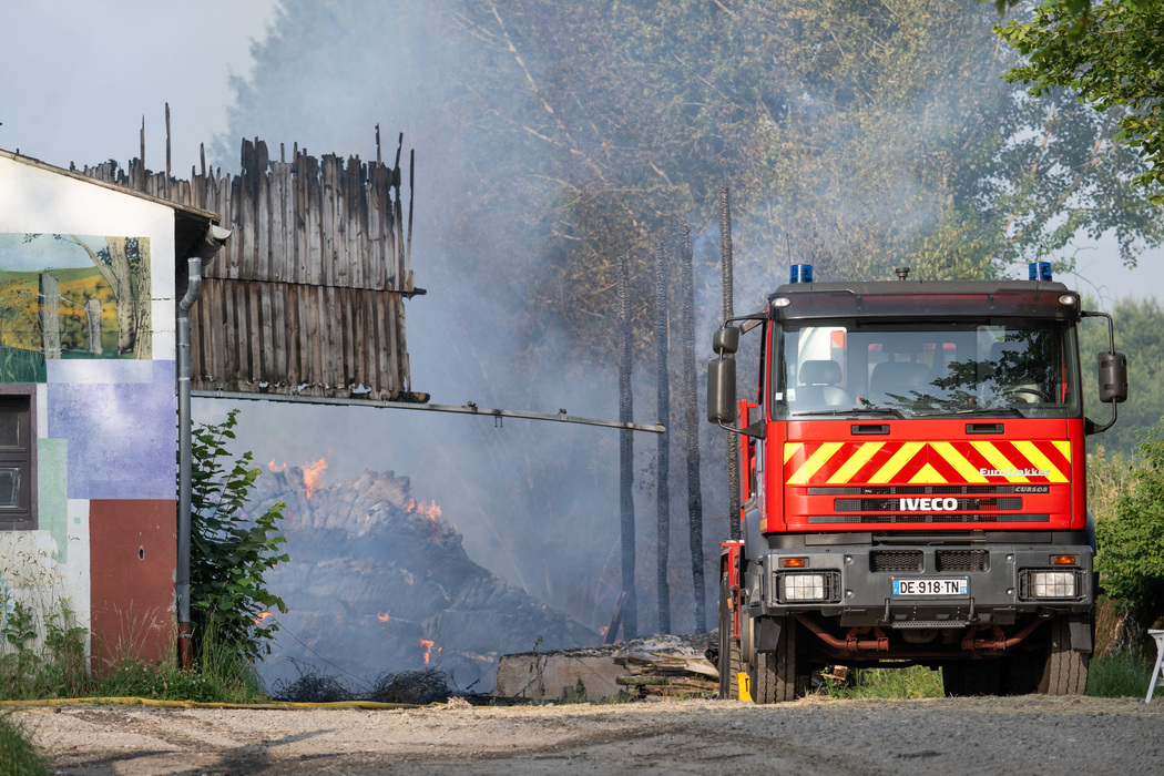 Un bâtiment agricole détruit par les flammes dans un lycée d'Aurillac, dix vaches sauvées par la directrice ➡️ lamontagne.fr/aurillac-15000…