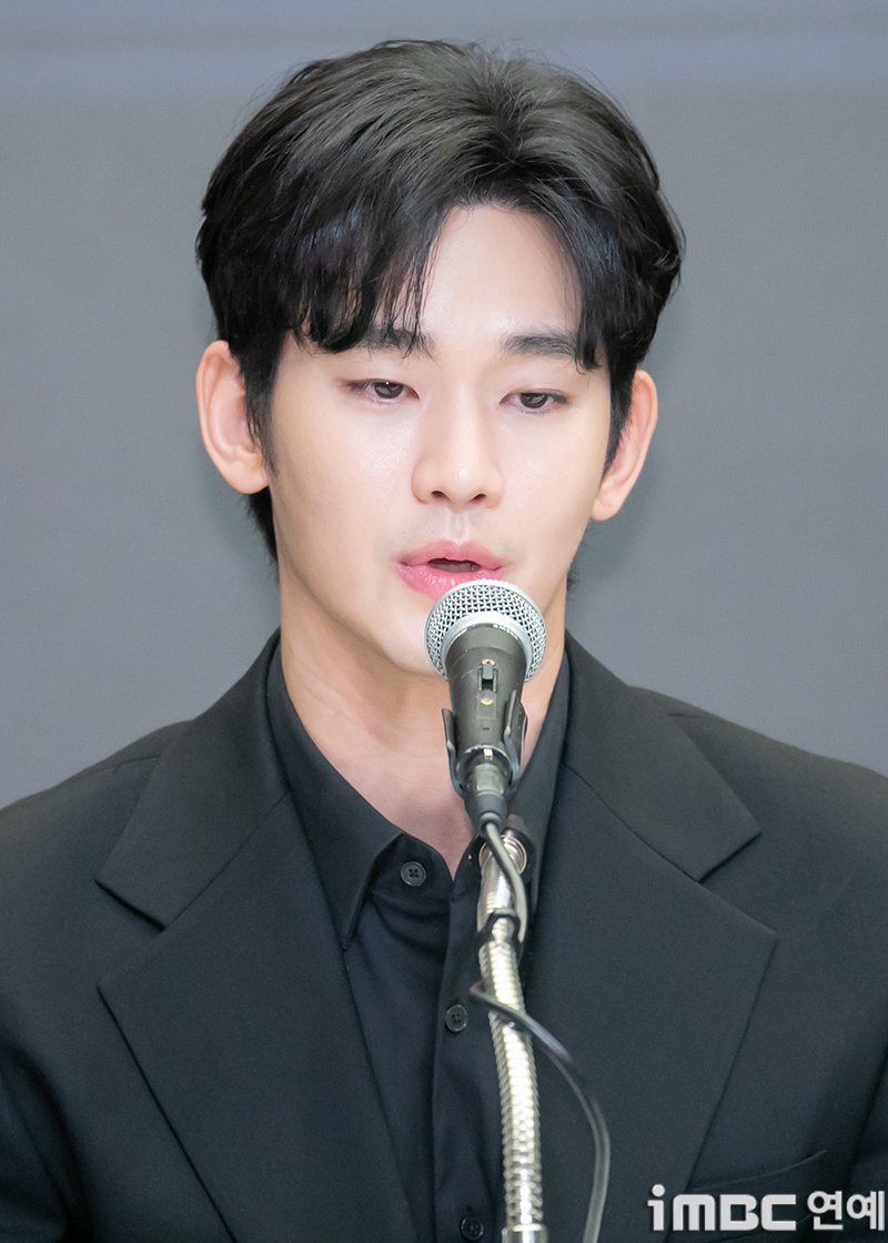 김수현 측, 故김새론 유족·'가세연' 김세의 고소 "명백한 무고" [전문] 
#김수현 #KIMSOOHYUN #골드메달리스트 #가세연 #김세의 #KimSeeui 
#김새론 #KimSaeRon #유족 #무고죄 #고소 #입장문 #iMBC연예 

법률대리인 측은 "김세의는 지난 5월 7일 기자회견에서 AI 딥보이스 등을 이용해 위조된 故