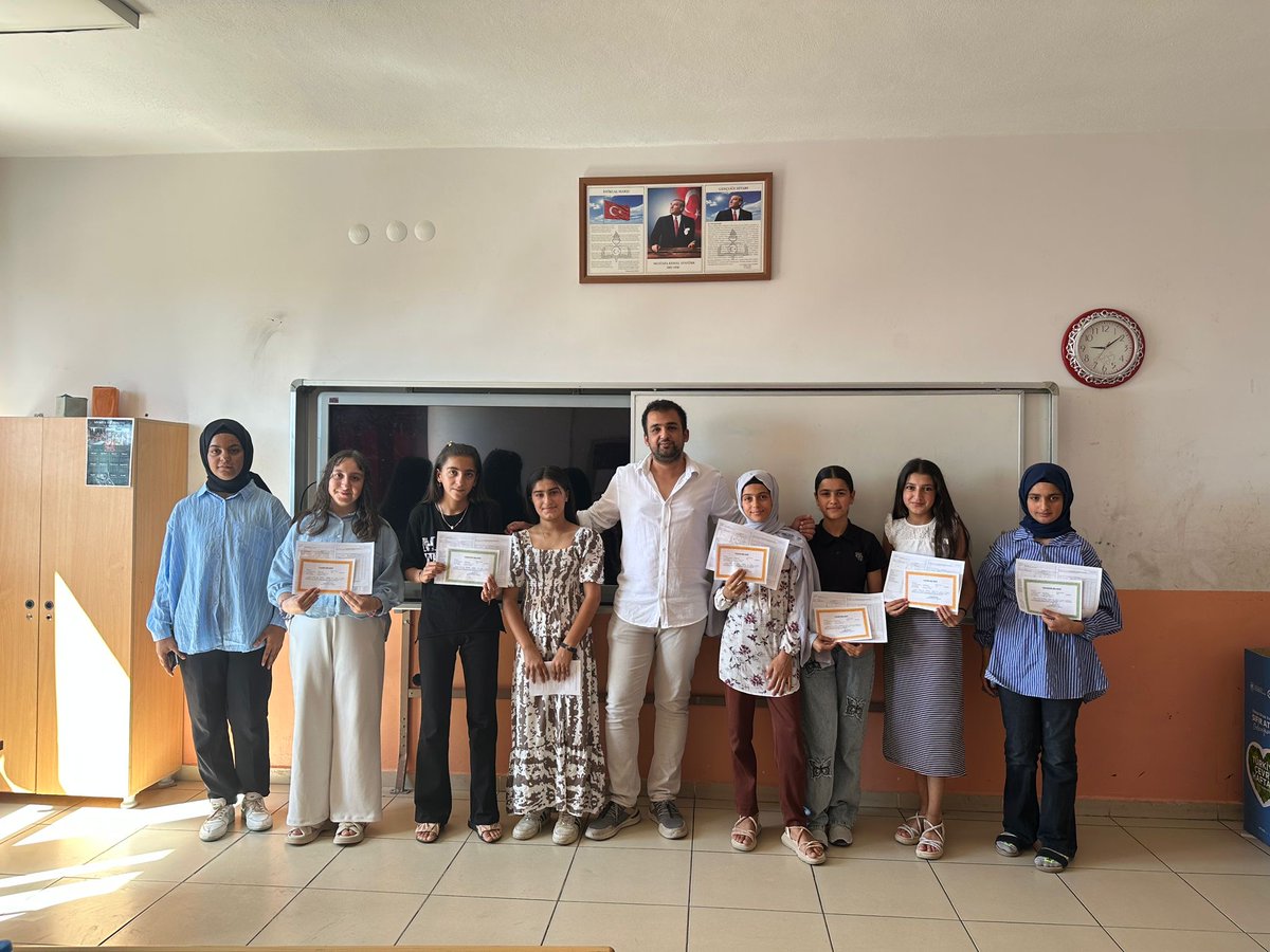IhoMidyat's tweet photo. 2024-2025 Eğitim Öğretim yılı II. dönem karne heyecanı okulumuz genelinde heyecan ile karşılandı. Tüm öğrencilerimizi tebrik ediyor, eğlenecekleri ve dinlenecekleri bir yaz tatili geçirmelerini diliyoruz. https://t.co/1KyWLKcEAW