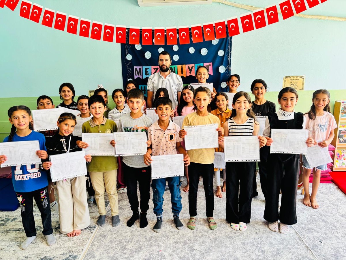 IhoMidyat's tweet photo. 2024-2025 Eğitim Öğretim yılı II. dönem karne heyecanı okulumuz genelinde heyecan ile karşılandı. Tüm öğrencilerimizi tebrik ediyor, eğlenecekleri ve dinlenecekleri bir yaz tatili geçirmelerini diliyoruz. https://t.co/1KyWLKcEAW