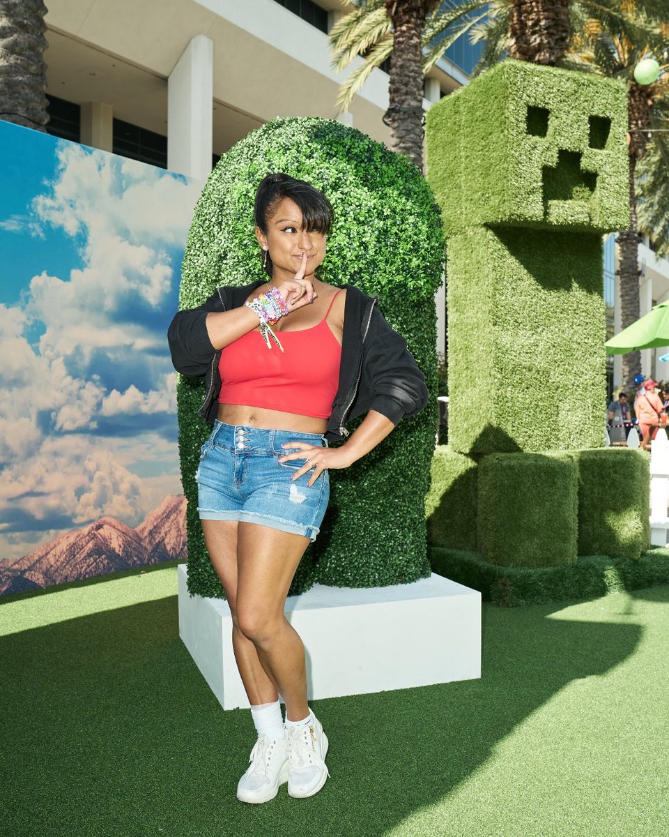 YouTubeGaming's tweet photo. shhh! @_Aphmau_’s on a stealth mission to avoid this @Minecraft creeper at #VidConAN25 🤫 #sponsored https://t.co/Ie4EbOM2mT