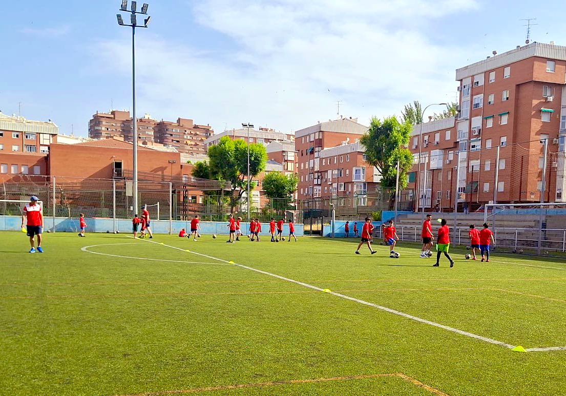 Balón rodando en estas primeras horas, que el calor no aprieta mucho todavía.

Estrenando las camisetas.

¡Arranca el Campus del SanPas!

Miguel, Ana, Agus, Guille, Carlos.. a los mandos. 🫡

⚽️🥅🏊‍♂️🤽🚌🏟️

#VIIIICampusSanPas 🔴🟠🔵