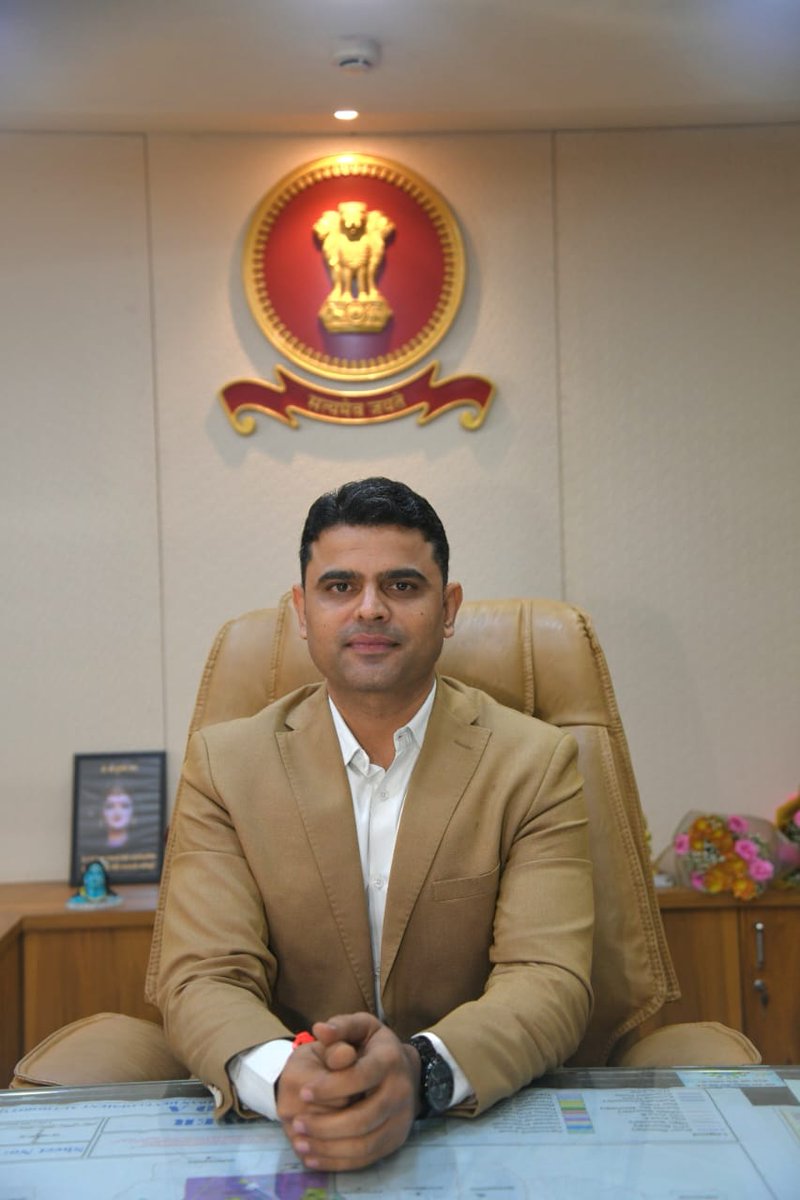 CollectorRjt's tweet image. આજરોજ કલેક્ટર અને જિલ્લા મેજિસ્ટ્રેટ, રાજકોટ તરીકે ચાર્જ સંભાળ્યો. 
જિલ્લાના છેવાડાના વિસ્તારના વંચિતો, ગરીબો સુધી સરકારી યોજનાના લાભો સરળ રીતે પહોંચે એ પ્રાથમિકતા રહેશે. ગરીબ માણસોને એવી પ્રતીતિ થવી જોઈએ કે, સરકાર અને જિલ્લા વહીવટી તંત્ર તેમના માટે કામ કરી રહ્યું છે.