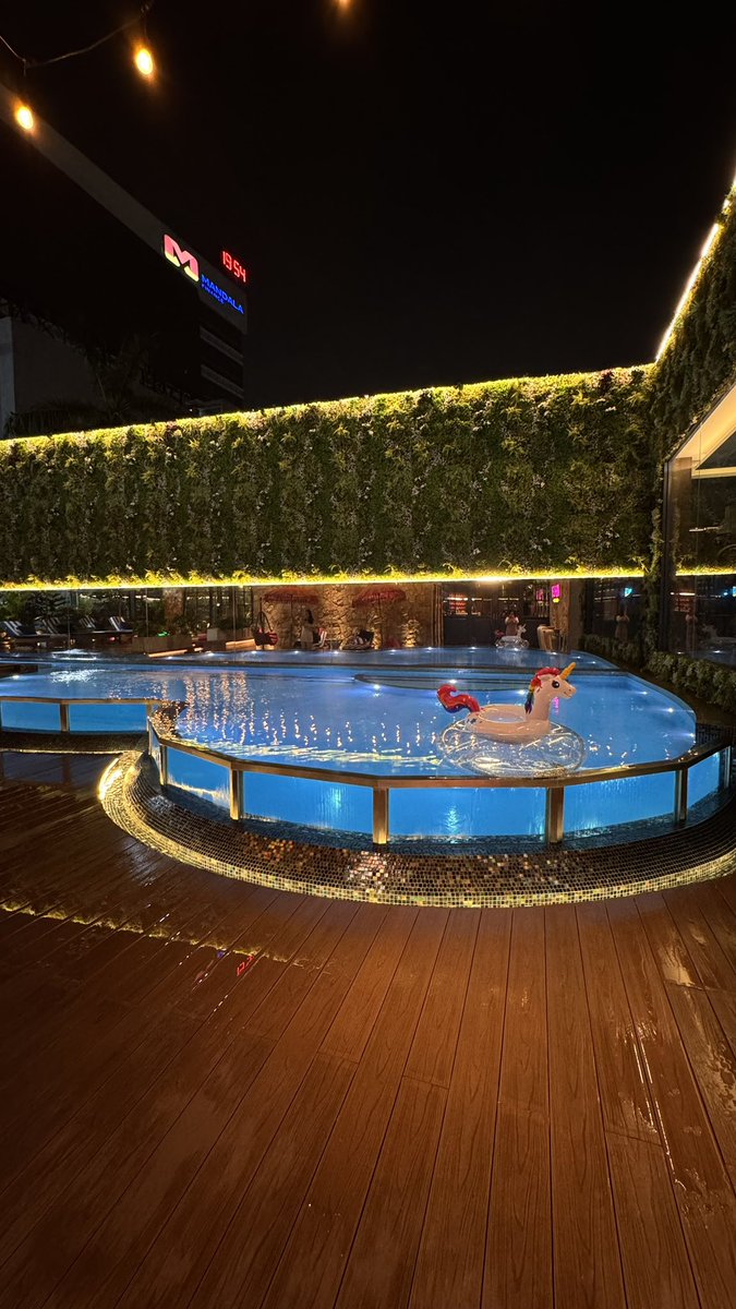 99iggle's tweet photo. Dadakan book hotel di Jakarta Pusat under 1mio, dan gak nyesel sama sekali padahal tipe terendah. I mean they have tennis court 🎾, ping pong🏓, laundry room, kids friendly pool, kids friendly room, gym, and all aesthetic spots! https://t.co/88PB090GJJ