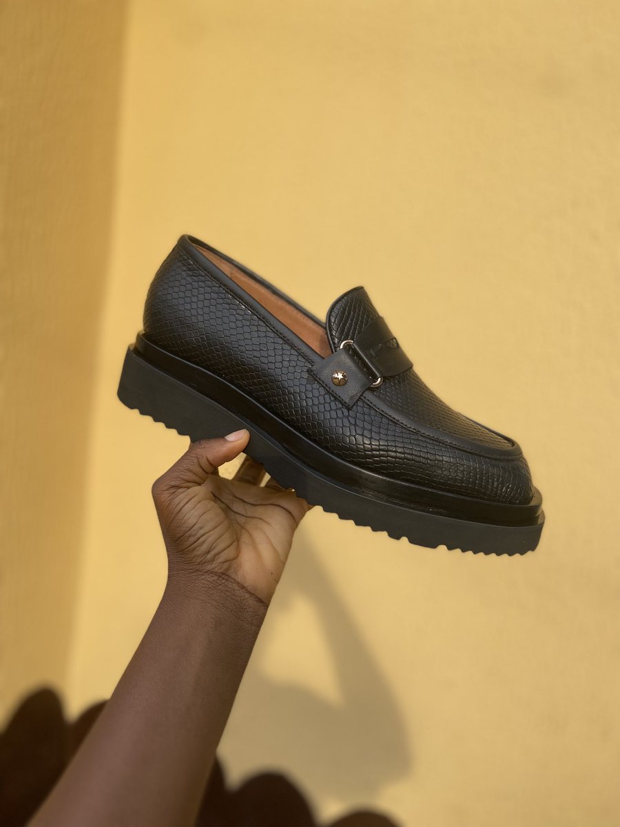 Torlanie1's tweet image. Not your regular black shoe — this one walks in with confidence and leaves a mark👞

Price: #35,000
#StepUpInStyle #BoldInBlack #BETShoes