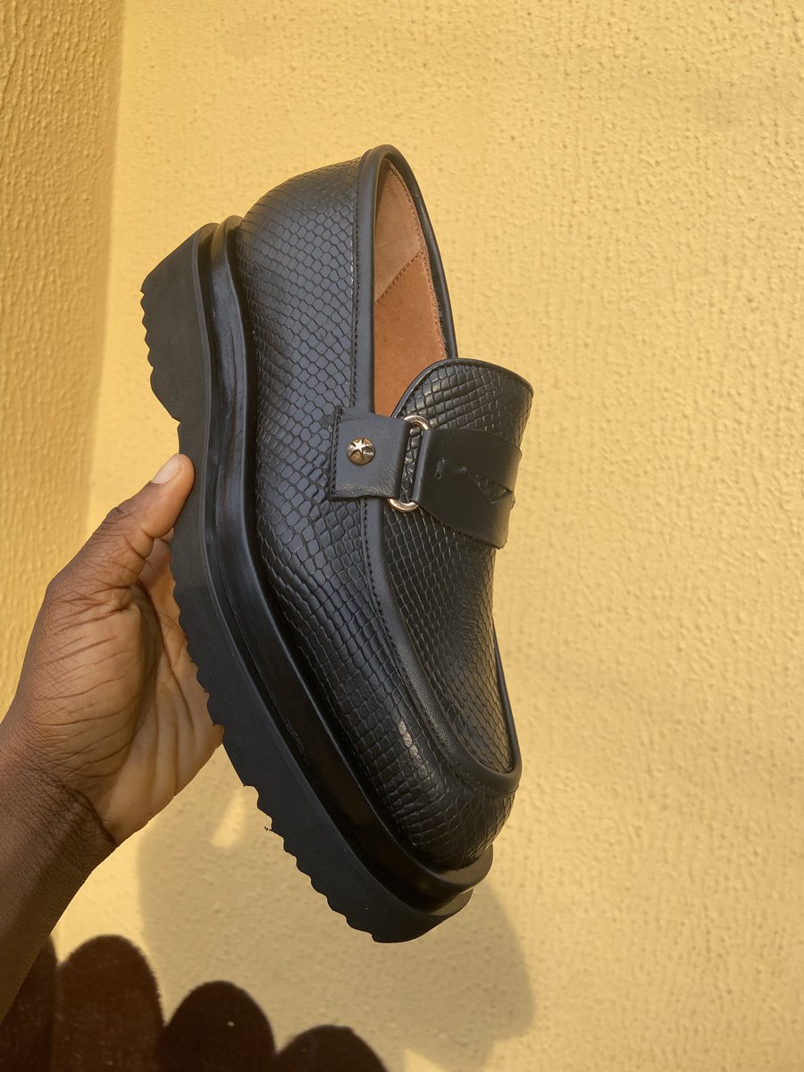 Torlanie1's tweet image. Not your regular black shoe — this one walks in with confidence and leaves a mark👞

Price: #35,000
#StepUpInStyle #BoldInBlack #BETShoes