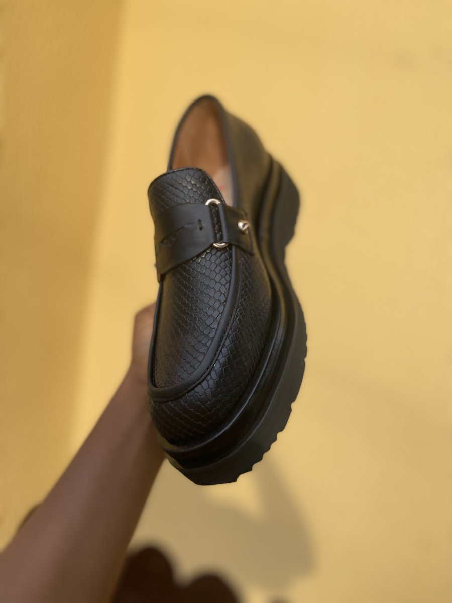 Torlanie1's tweet image. Not your regular black shoe — this one walks in with confidence and leaves a mark👞

Price: #35,000
#StepUpInStyle #BoldInBlack #BETShoes