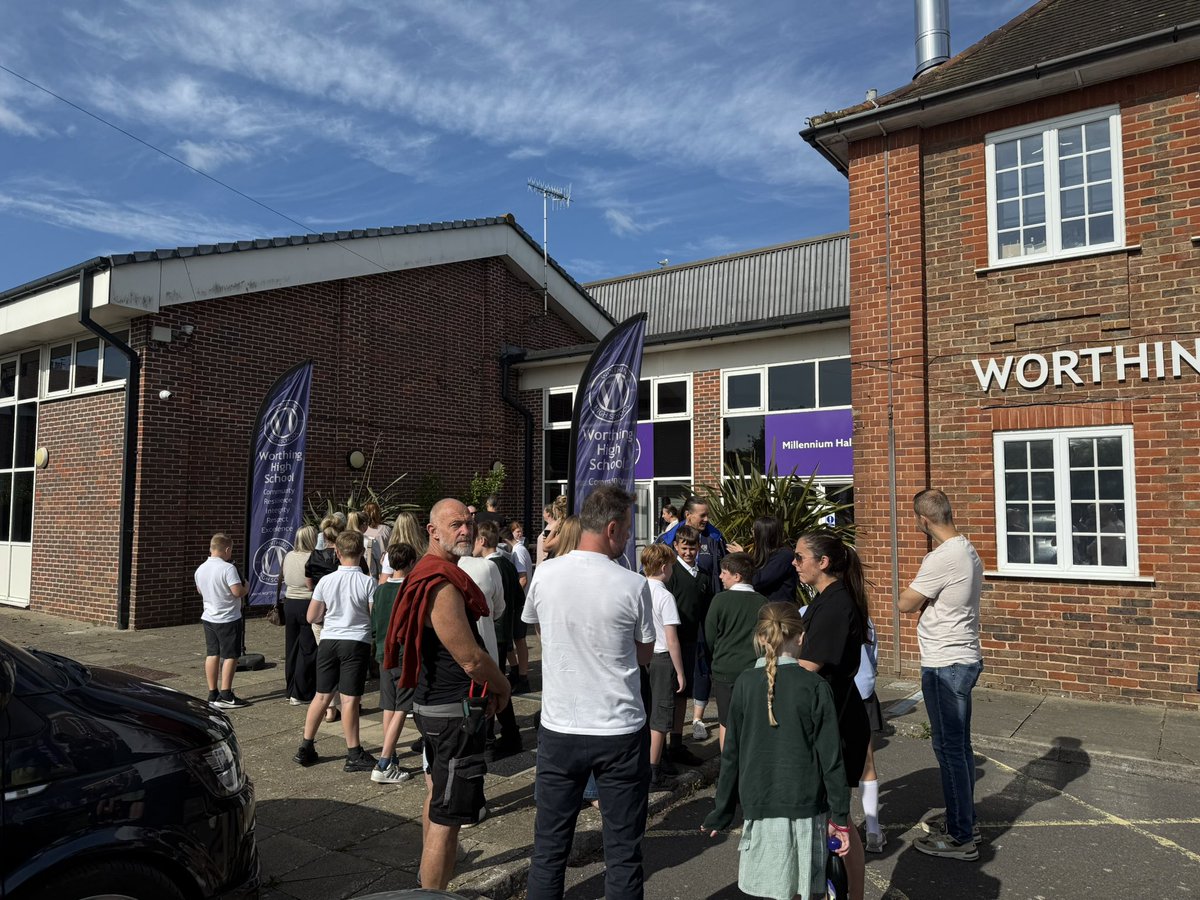 SDETrust's tweet image. Excited to welcome our visitors from Vale school and West Park CofE Primary as part of @WorthingHigh Yr5 Taster mornings.