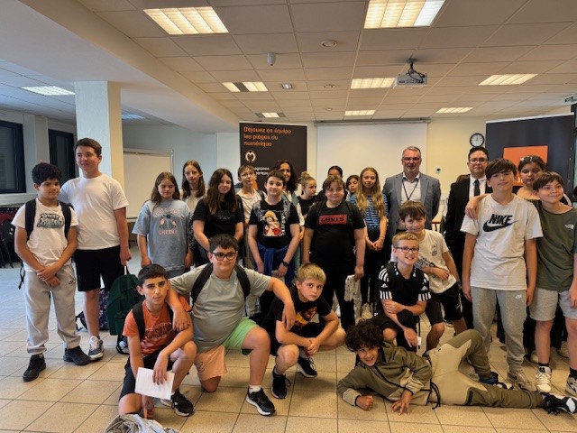 JFAlbert71's tweet photo. Après la convention, le déploiement.
Robert DOISNEAU, 1er collège à accueillir les magiciens du numérique en présence de Olivier TAINTURIER (Sous-Préfet), Françoise VAILLANT (Conseillère Départementale) et Maxime DJEBABRA (Préfecture 71). 76 élèves de 6ème formés ce jour . https://t.co/bwfDHlHvsj