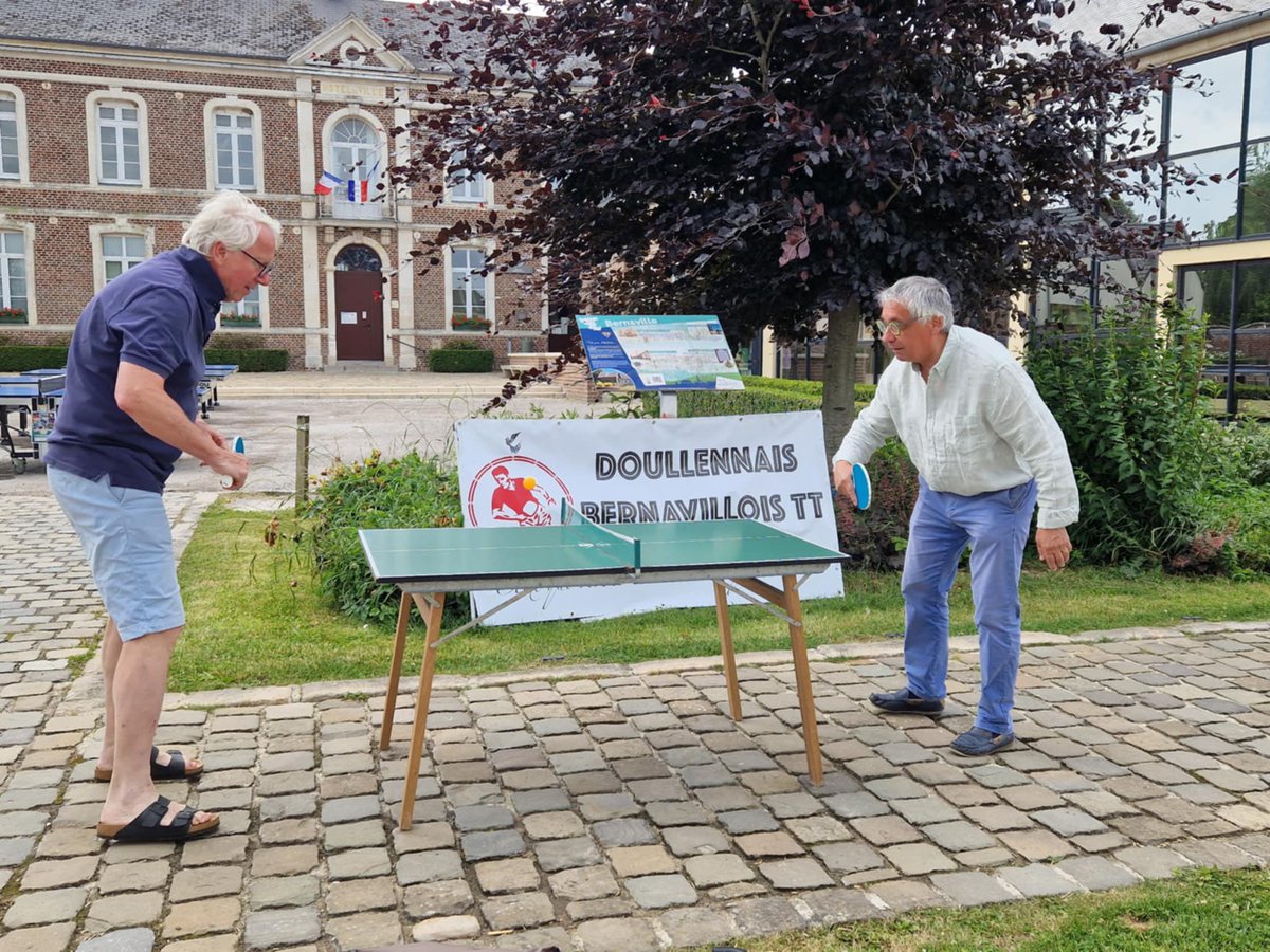 Fête de #Bernaville et rederie perturbée par quelques ondées pluvieuses qui n’ont pas rebuté le public nombreux. À noter l’initiative originale du club de ping-pong qui proposait une animation sportive dans la cour de la mairie. Une occasion de rencontres amicales très agréables.