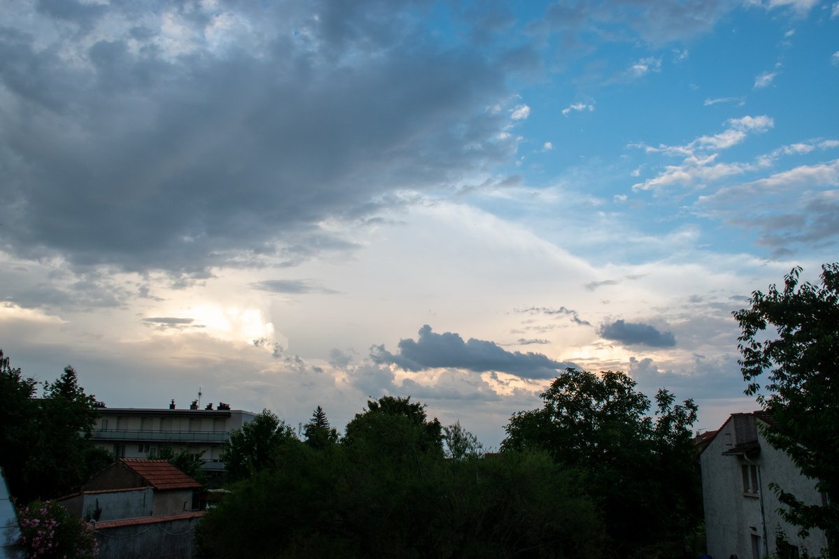 Orage hier soir à l'est de #clermontferrand 🌩️ (photo à 21h). Légèrement moins étouffant ce matin, mais toujours une atmosphère tropicale. Actuellement 27° 🥵