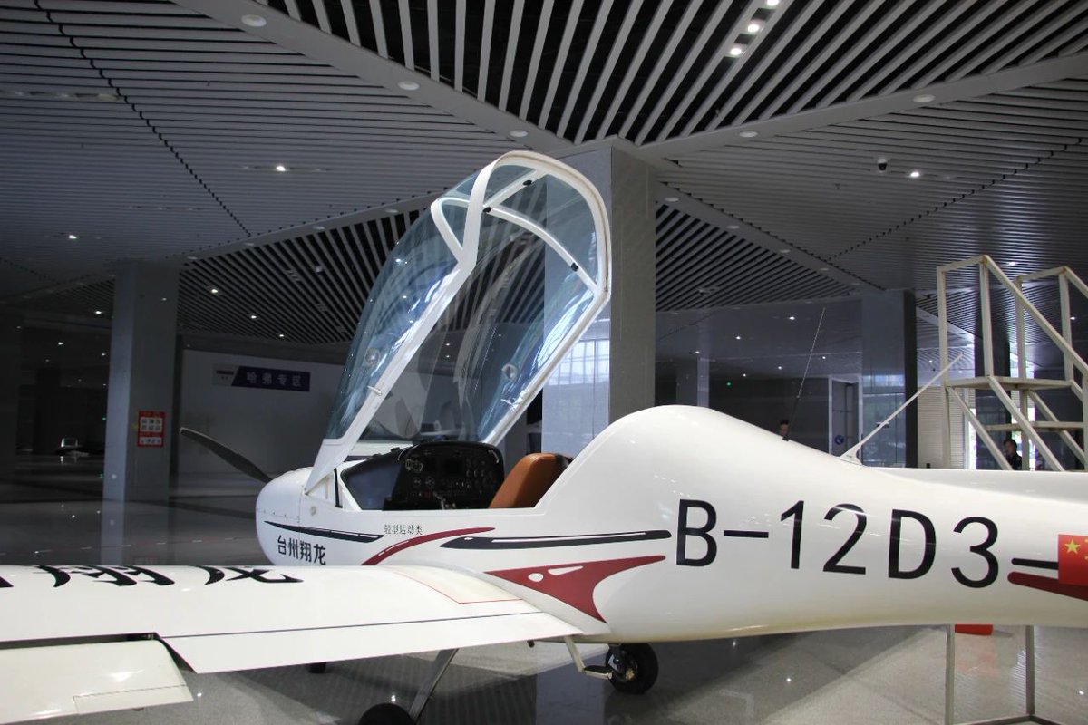 InDongguan's tweet photo. 在东莞也可以买飞机？东莞首家飞机“6S”店正式营业来���！
✈️You can buy a plane in Dongguan,the first 6S aircraft store in Dongguan was opened🤩
东莞麻涌正式加入低空经济赛道，还将有更多飞机和设备陆续到店。这款飞机加95号汽油就能飞，百公里油耗仅8升！ https://t.co/KxFKwfSyGf