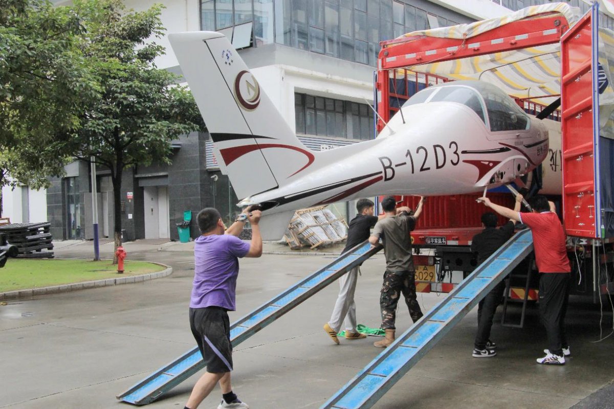 InDongguan's tweet photo. 在东莞也可以买飞机？东莞首家飞机“6S”店正式营业来���！
✈️You can buy a plane in Dongguan,the first 6S aircraft store in Dongguan was opened🤩
东莞麻涌正式加入低空经济赛道，还将有更多飞机和设备陆续到店。这款飞机加95号汽油就能飞，百公里油耗仅8升！ https://t.co/KxFKwfSyGf