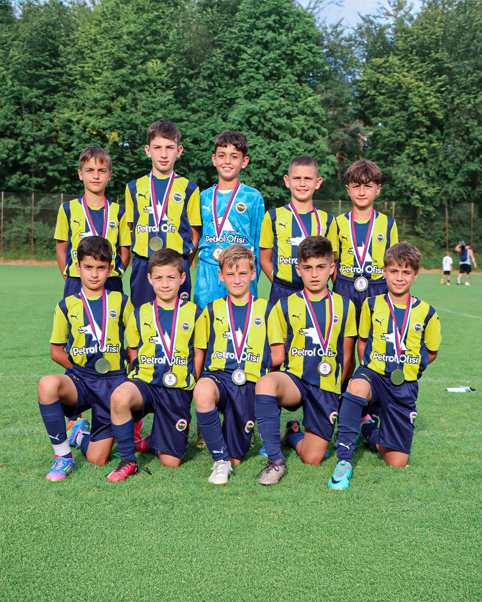 U10 takımımız, 21-22 Haziran 2025 tarihlerinde Almanya'nın Hannover şehrinde, 54 takımın katılımıyla düzenlenen Uluslararası Raddatz Immobilien Turnuvası'nda finalde penaltı atışları sonucu turnuvayı ikinci tamamlamıştır.

#GençKanaryalar