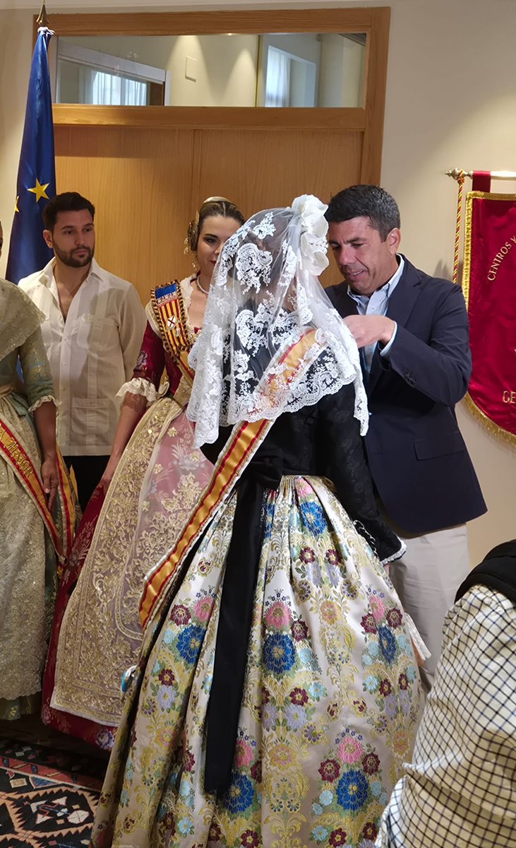 GVA Gobierno Abierto (@gvagovernobert) on Twitter photo 📍El president de la <a href="/generalitat/">Generalitat</a>, <a href="/carlos_mazon_/">Carlos Mazón</a>, junto al SA <a href="/LumbrerasPelaez/">Santiago Lumbreras Peláez</a> y el DG <a href="/JoseSTarrega/">José Tarrega</a>, recibe a representantes de los #CEVEX en su visita a les #Fogueres2025 de Alicante🔥
🌍Tradición, identidad y orgullo valenciano más allá de nuestras fronteras. 📍El president de la <a href="/generalitat/">Generalitat</a>, <a href="/carlos_mazon_/">Carlos Mazón</a>, junto al SA <a href="/LumbrerasPelaez/">Santiago Lumbreras Peláez</a> y el DG <a href="/JoseSTarrega/">José Tarrega</a>, recibe a representantes de los #CEVEX en su visita a les #Fogueres2025 de Alicante🔥
🌍Tradición, identidad y orgullo valenciano más allá de nuestras fronteras.