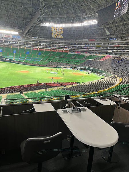 shige_0086's tweet photo. 【ゆる募】
8/19にX福岡診断士界隈で野球見に行きませんか⚾️席はボックスファイブ席でテーブル付き！鷹正の鶏皮をデリバリーしながらの悠々自適観戦です。野球を見ながら今後の診断士活動について情報交換しましょう！限定2名！ホークスファン歓迎。
現時点の参加者→@tanu_smec 、@dragon_rmc https://t.co/TtK1dYNOkA