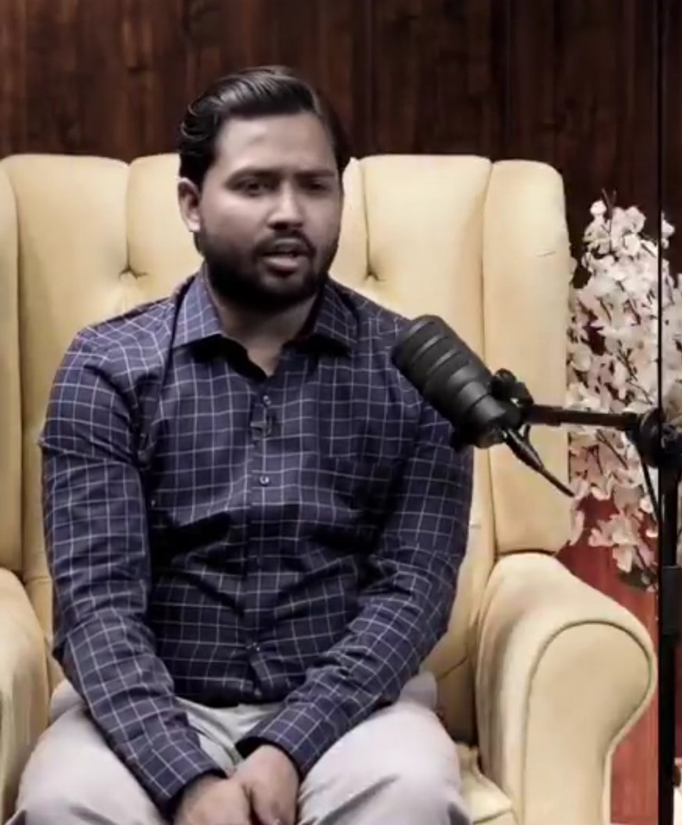 JaikyYadav16's tweet photo. हाल ही में शुभांकर मिश्रा के साथ खान सर ने Podcast किया, यहाँ खान सर ने एक ऐसी कहानी सुनाई जिसे सुनकर आप भी रो दोगे 😢

वह बताते हैं कि 

उनकी कोचिंग में एक दुबली पतली लड़की आया करती थी, वह उससे हमेशा कहते थे कि 

कुछ ढंग से खाना पीना खाया करो तो वो लड़की इग्नोर करके चली जाती लेकिन 

एक दिन जब फिर से खान सर ने यही बात उस लड़की से कही तो वह बोली कि 

उतना पैसा नहीं आता सर😭

यह कहानी बहुत ही मार्मिक और हृदय को छूने वाली है।