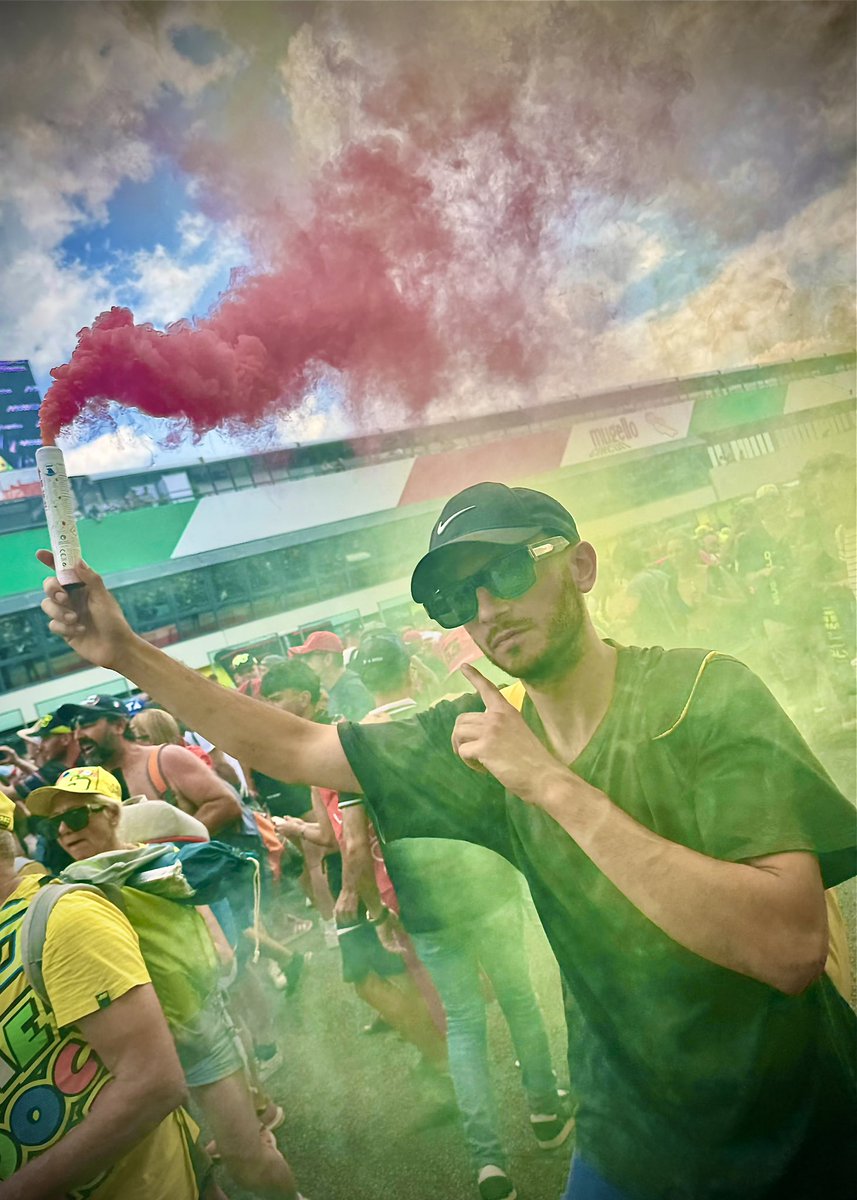 phillyPhan24's tweet image. Ho preso questa foto di qualcuno in pista a Mugello dopo la gara di ieri. Mi chiedo se possiamo trovare chi è in modo che possano vedere? #Mugello #MugelloGP #MotoGP #RaceFans #Ducati Per favore condividi 🇮🇹