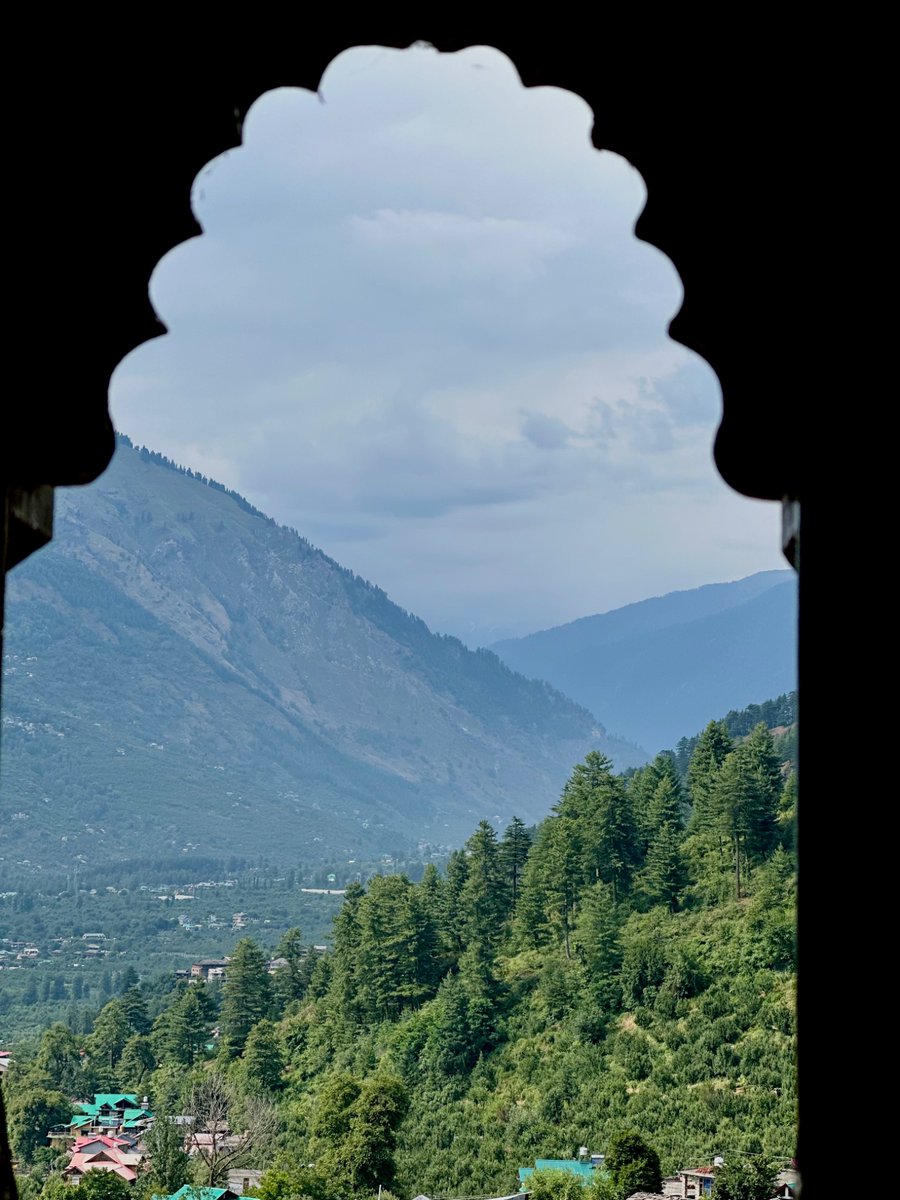 nazariyaa__'s tweet image. No matter how many years pass, I’ll always admire the mountains I grew up with 🏔️🌲