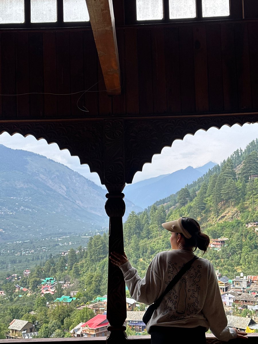 nazariyaa__'s tweet image. No matter how many years pass, I’ll always admire the mountains I grew up with 🏔️🌲