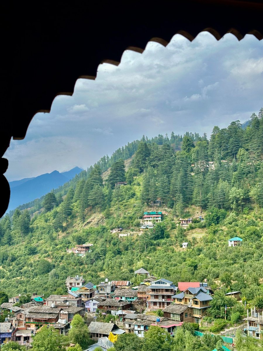 nazariyaa__'s tweet image. No matter how many years pass, I’ll always admire the mountains I grew up with 🏔️🌲