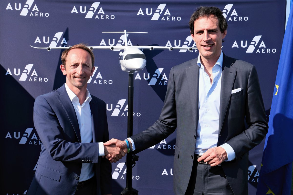 cinea_eu's tweet photo. Great success for HERMES project at the @salondubourget:

🤝visit of #EU Commissioner @WopkeHoekstra
✈️demo of 19-seat hybrid-electric ERA aircraft by @AURA_AERO
⚡backed by €95M from #InnovationFund

👉Check out the key highlights: https://t.co/BhUVCNtSjO

#HorizonEU #Transport https://t.co/wl9wjYd1M9