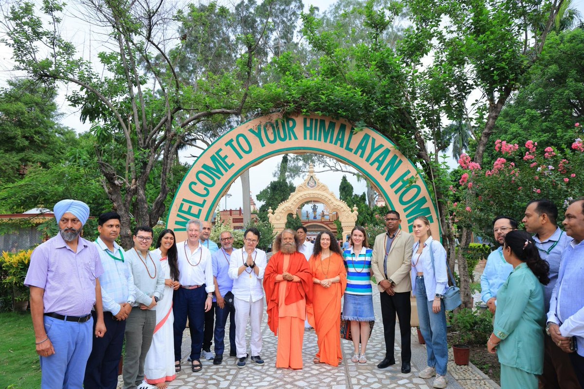 ParmarthNiketan's tweet photo. A confluence of cultures beyond borders, not just nations, but hearts connecting. Different languages, one shared voice: love, compassion, harmony. #UnityInDiversity #GlobalHarmony #UnityBeyondBorders #GlobalLove #OneWorldOneFamily #CulturalUnity https://t.co/3qGvR52IHi