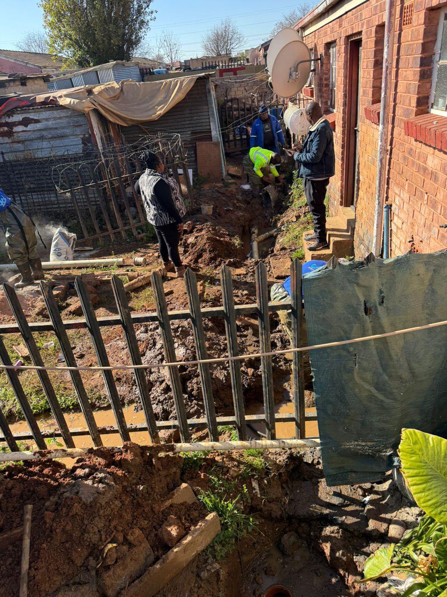 DadaMorero's tweet photo. This effort forms part of the Bomb Squad’s broader mission to provide people-focused solutions in Eldorado Park.
#BombSquad #EldoradoPark #ServiceDeliveryNow #RestoringDignity https://t.co/q27clpUzZY