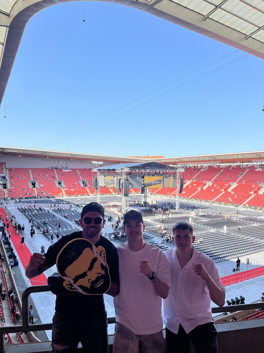 MaraSpiroch's tweet photo. 💛🖤 @OktagonOfficial @o_novotny https://t.co/am3Zq0sQ62
