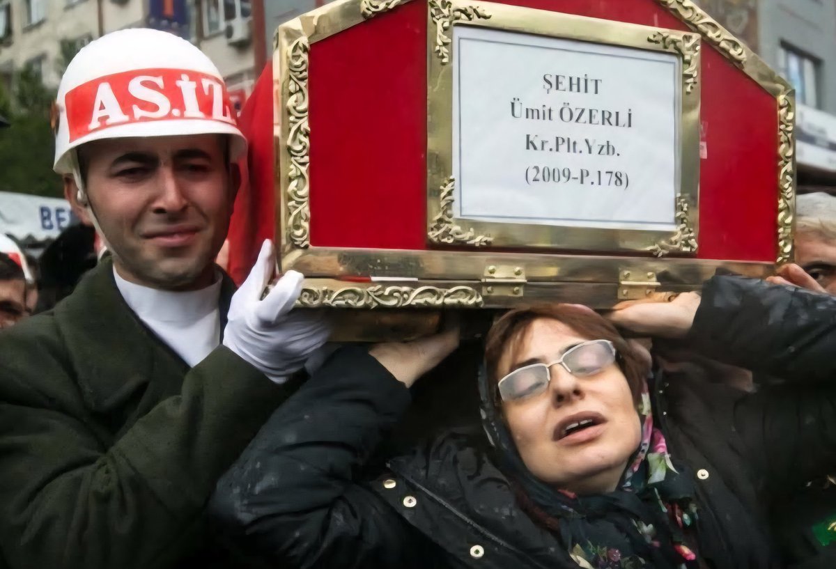 TrBirilerivar's tweet photo. Cennet, bazen de bir annenin omuzları üstündedir...

@Sehit_Evladi https://t.co/VJNNybNqQD