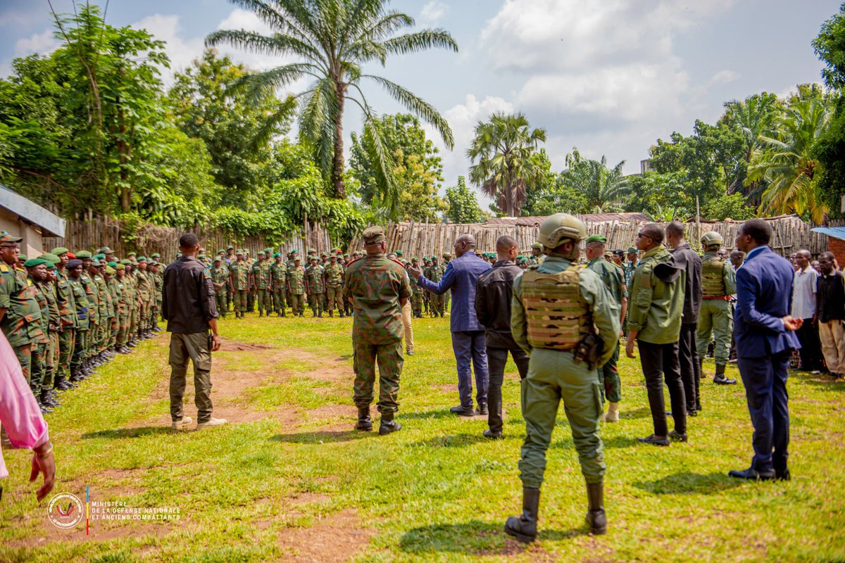 #RDC: Face aux défis sécuritaires croissants dans la région du Grand Équateur, le vice-premier ministre en charge de la Défense nationale, Guy Kabombo Muadiamvita, a entrepris une tournée de terrain pour renforcer la cohésion militaire et superviser les dispositifs de sécurité