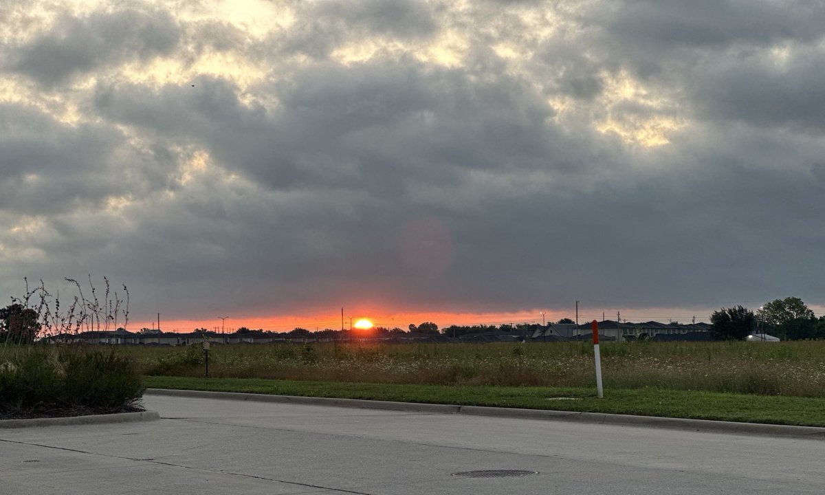 Tag123Random's tweet photo. Sunrise in Melissa, Texas. ⁦⁦@TxStormChasers⁩ ⁦@NBCDFWWeather⁩ ⁦@NWSFortWorth⁩ ⁦@Fox4Weather⁩ https://t.co/rhmLb2wwzW