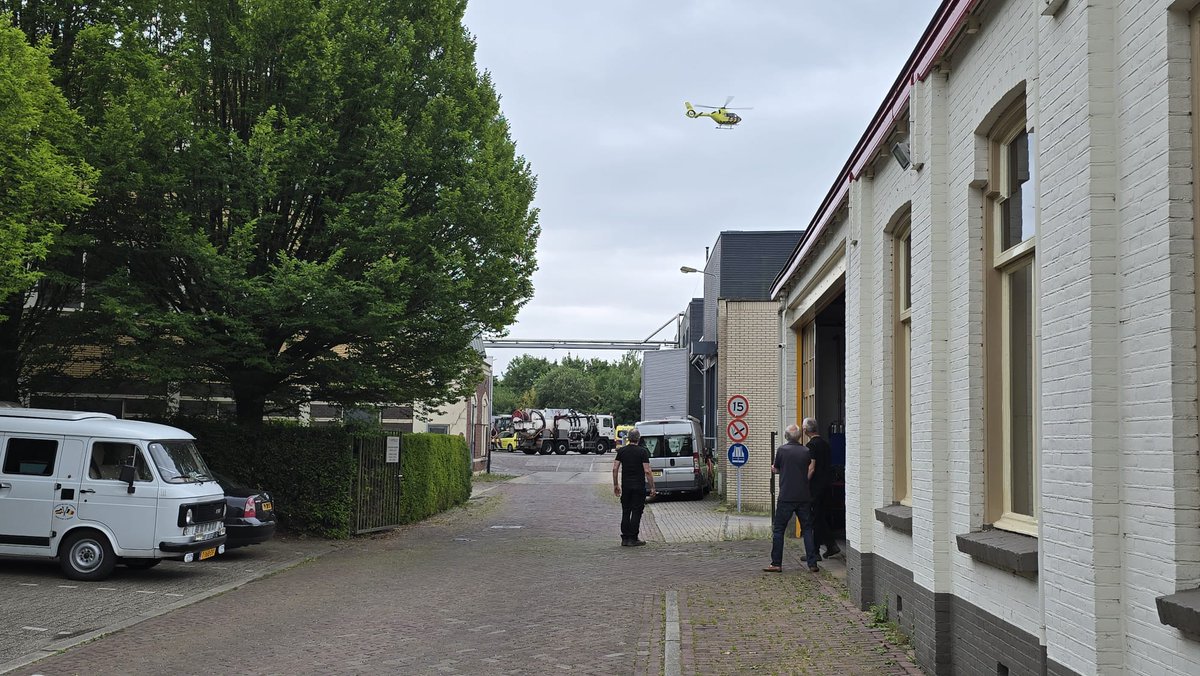 Man met spoed naar ziekenhuis na val in put met onbekende vloeistof in Lichtenvoorde