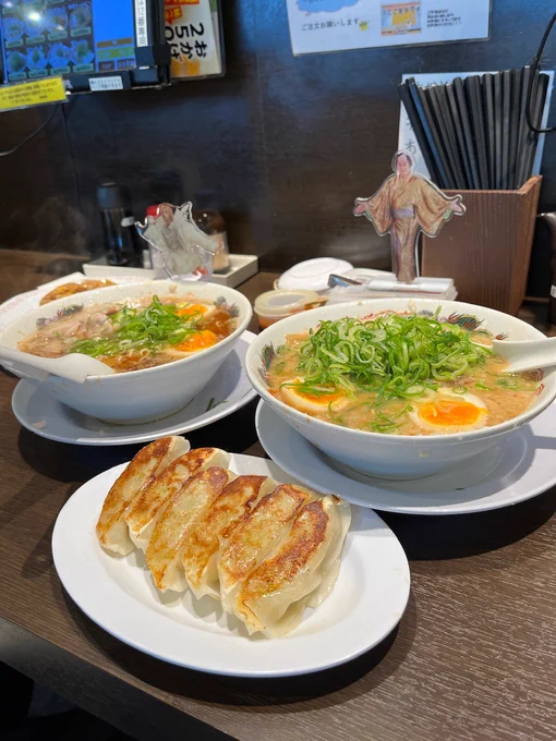 地元のマブとラーメン食べて、ホタル見て、花火してきた〜楽しかった!!ウチらたぶん死ぬまで中学生みたいな遊びを満喫してる気がする リトルとしゆき…おいしいラーメンだよ おいしいラーメン…リトルとしゆきだよ