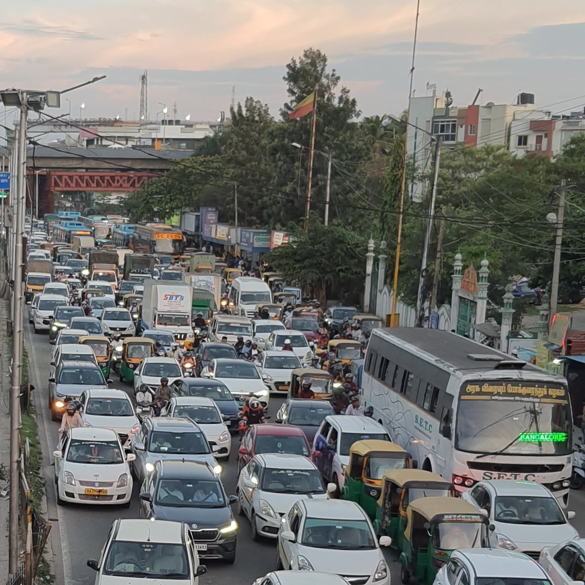 down2earthindia's tweet photo. #HowIndiaMoves: Bengaluru's transport system is crumbling under the pressure of the city's rapid, haphazard growth. Instead of promoting public transport, the city is building infra that makes the use and ownership of private vehicles more attractive. 

@shagun__k reports. 

https://t.co/yliHYrc6di

#Bengaluru #Transport #Congestion #Traffic #AirPollution
