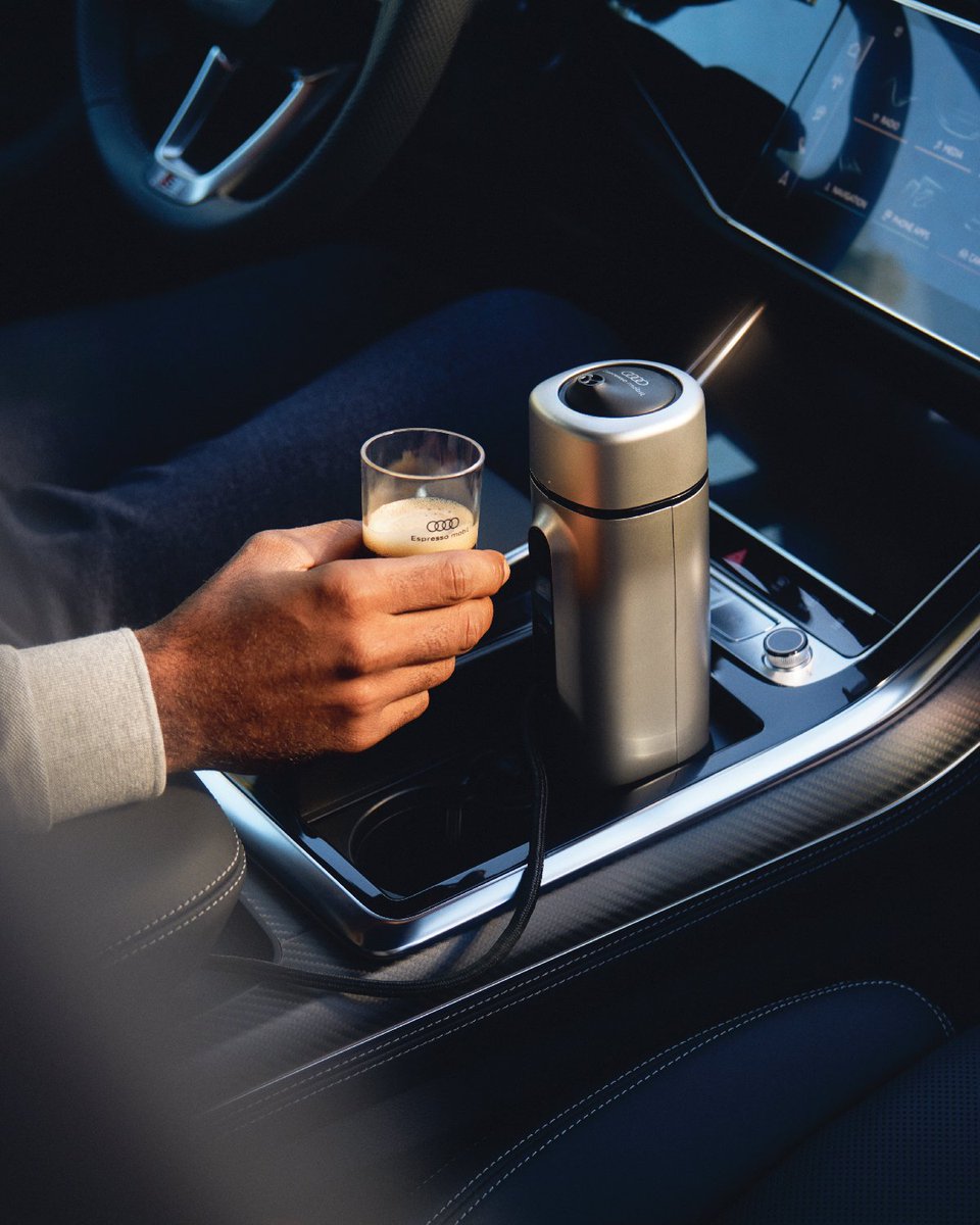 carandbikehindi's tweet image. ऑडी ने नई Q7 सिग्नेचर एडिशन ₹99.81 लाख (एक्स-शोरूम) में लॉन्च किया है. 
लिमिटेड रन स्पेशल एडिश की मुख्य विशेषताएं इस प्रकार हैं: 
* 20-इंच पेंटेड अलॉय व्हील 
* एस्प्रेसो मोबाइल कॉफी मेकर 
* ऑडी डैश कैम
* ऑडी लोगो प्रोजेक्टिंग पडल लैंप
* डायनामिक व्हील हब कैप
#AudiQ7 #Audiindia