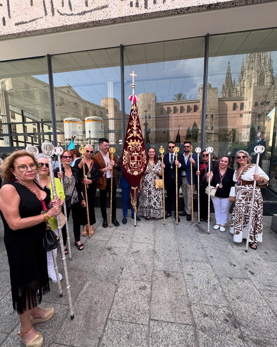 hdadrociobcn's tweet photo. CORPUS CHRISTI 2025 | Este domingo 22 de junio han tenido lugar los actos Eucarísticos con motivo de la Festividad de Corpus en Barcelona. Nuestra Hermandad ha participado de la Santa Misa en la explanada de la Catedral, como de la Procesión posterior. #hdadrociobarcelona https://t.co/ZvaCbn6qw6