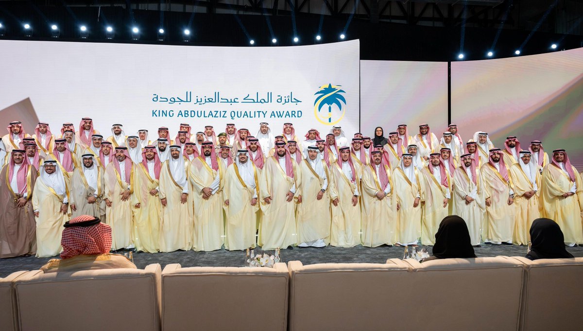 REGA_KSA's tweet photo. امتدادًا لمسيرة التميز المؤسسي، استلمت #هيئة_العقار #جائزة_الملك_عبدالعزيز_للجودة للمستوى البرونزي في دورتها السابعة، ضمن فئة القطاع الحكومي.

تتويجٌ يعكس التزام الهيئة برفع كفاءة الأداء وتحقيق أعلى معايير الجودة في منظومة العمل العقاري، دعمًا لـ #رؤية_السعودية_2030، نحو سوقٍ عقاريٍ حيوي، منظم، ومستدام.
#سعيٌ_نحو_التميز