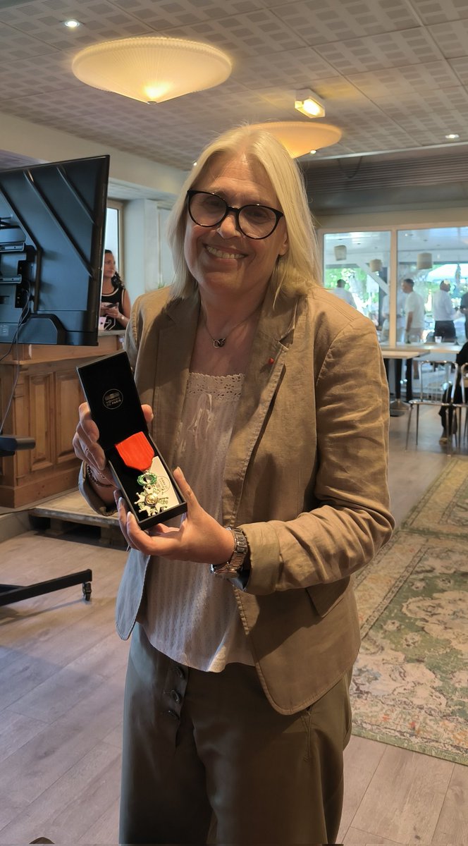 baudouin stella (@stellabadaouine) on Twitter photo Un samedi riche en émotions, entre retrouvailles, amour et fierté. Une grande dame, <a href="/Nodji_Myaro/">Nodjialem MYARO</a>, par la remise de la Légion d’honneur. Merci à <a href="/bbarbusse/">Béatrice Barbusse</a> pour ses mots touchants envers Nodji et pour ce bel hommage.
#fierté#honneur#légiondhonneur Un samedi riche en émotions, entre retrouvailles, amour et fierté. Une grande dame, <a href="/Nodji_Myaro/">Nodjialem MYARO</a>, par la remise de la Légion d’honneur. Merci à <a href="/bbarbusse/">Béatrice Barbusse</a> pour ses mots touchants envers Nodji et pour ce bel hommage.
#fierté#honneur#légiondhonneur
