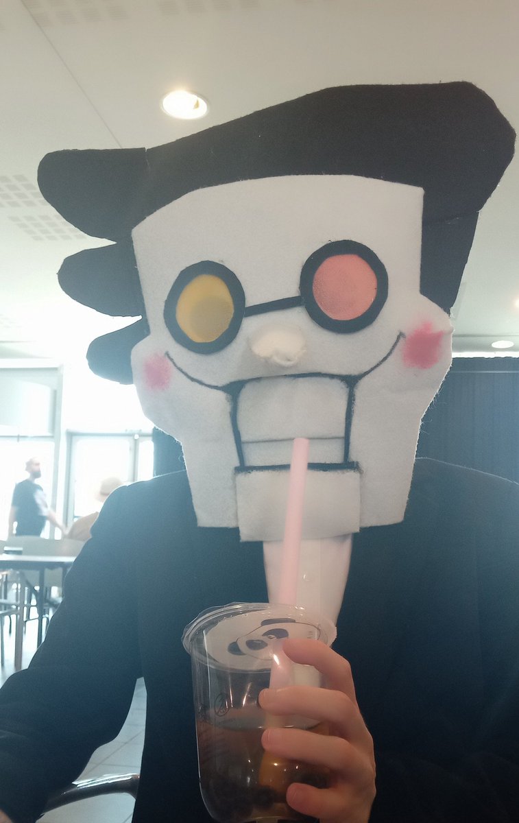 DialingOz's tweet image. Went to a convention as Spamton and had the time of my life ! Got to see Tenna and even got his autograph 📺