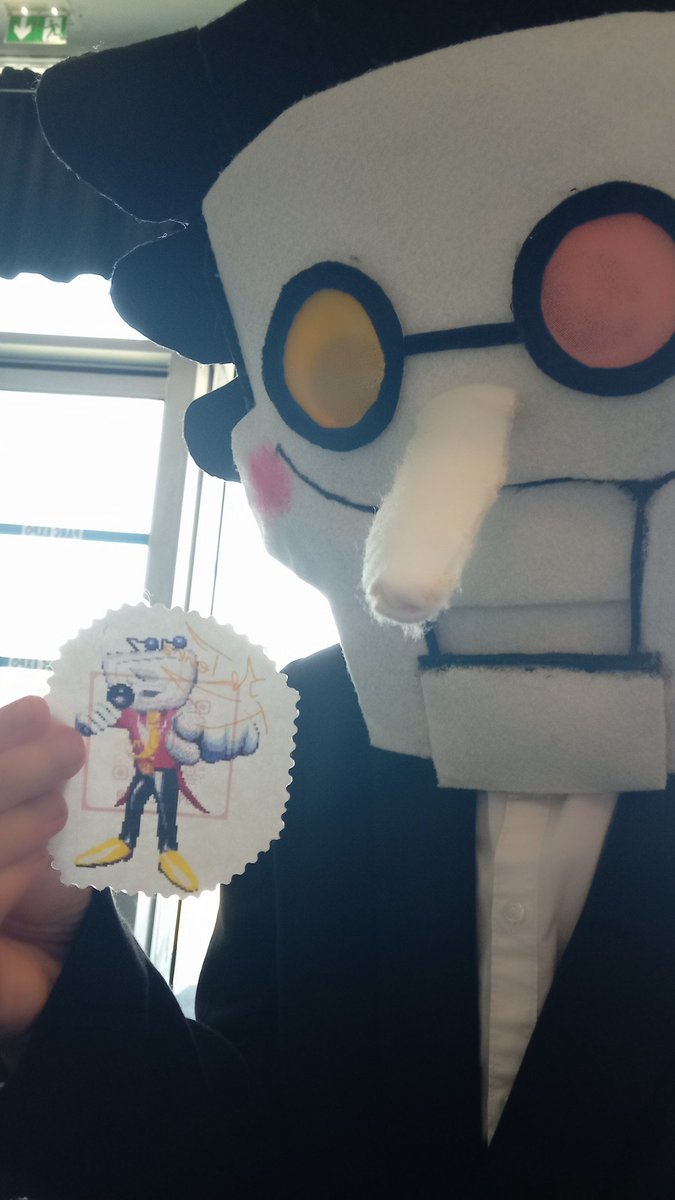 DialingOz's tweet image. Went to a convention as Spamton and had the time of my life ! Got to see Tenna and even got his autograph 📺