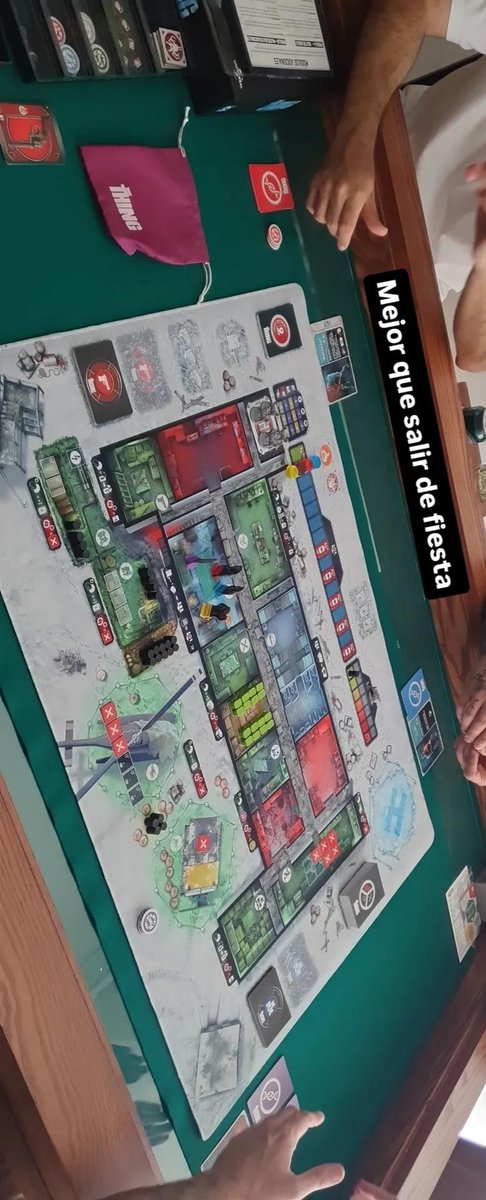 Raveyer's tweet photo. Después de jugar al juego de mesa, se vió la peli. Sabadito de chill con los homies. https://t.co/5IZOu8Dxtc