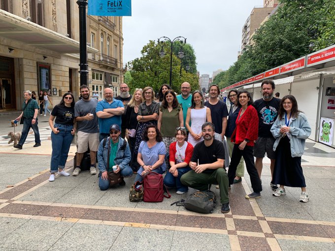 Rafa Valdés (@rafarvaldes) on Twitter photo Ayeri púnxose'l ramu a la Feria del Llibru de Xixón y ye'l momentu de davos les gracies a toles que pasestis pel puestu d'<a href="/edicionesTrabe/">edicionesTrabe</a>
Vémonos l'añu qu'entra na FeLiX26. Ayeri púnxose'l ramu a la Feria del Llibru de Xixón y ye'l momentu de davos les gracies a toles que pasestis pel puestu d'<a href="/edicionesTrabe/">edicionesTrabe</a>
Vémonos l'añu qu'entra na FeLiX26.